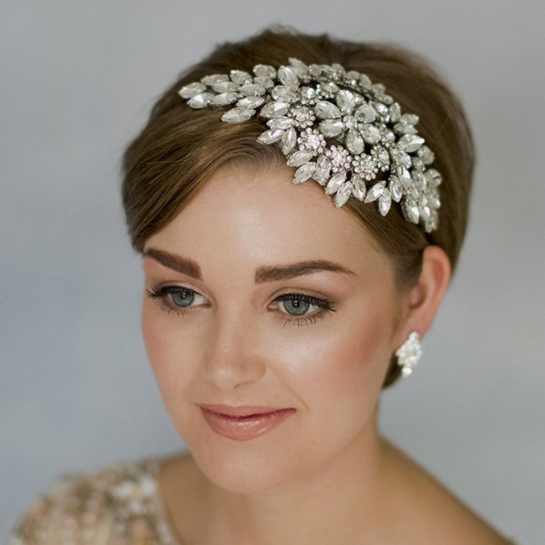 الاكسسورات البراقة و المرصعة بالكريستال تزيد من رقي قصات الشعر القصير