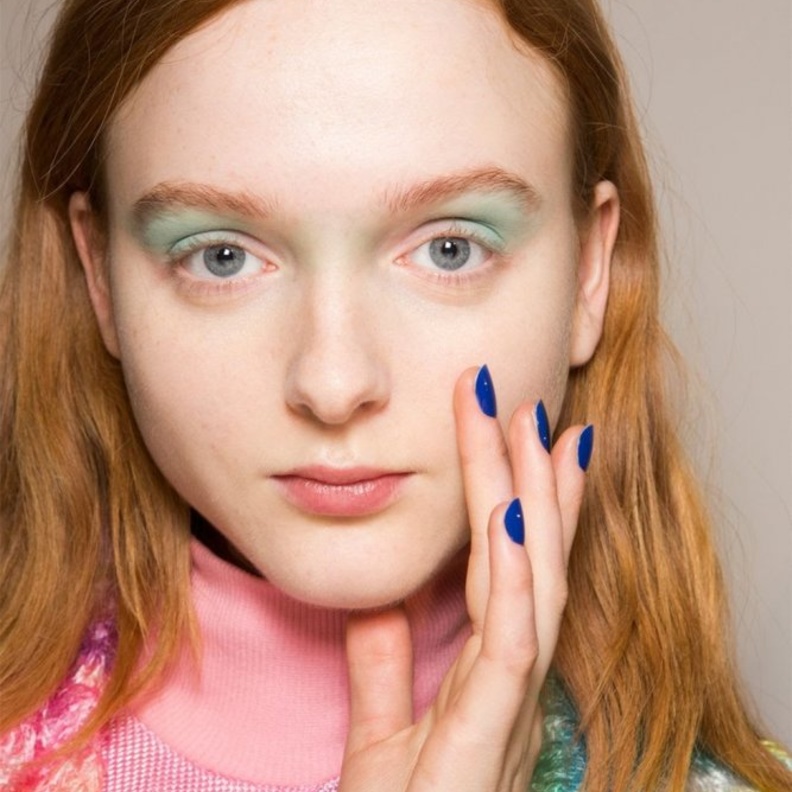 الوان اظافر مزخرفة مع النقشات للمناسبات.