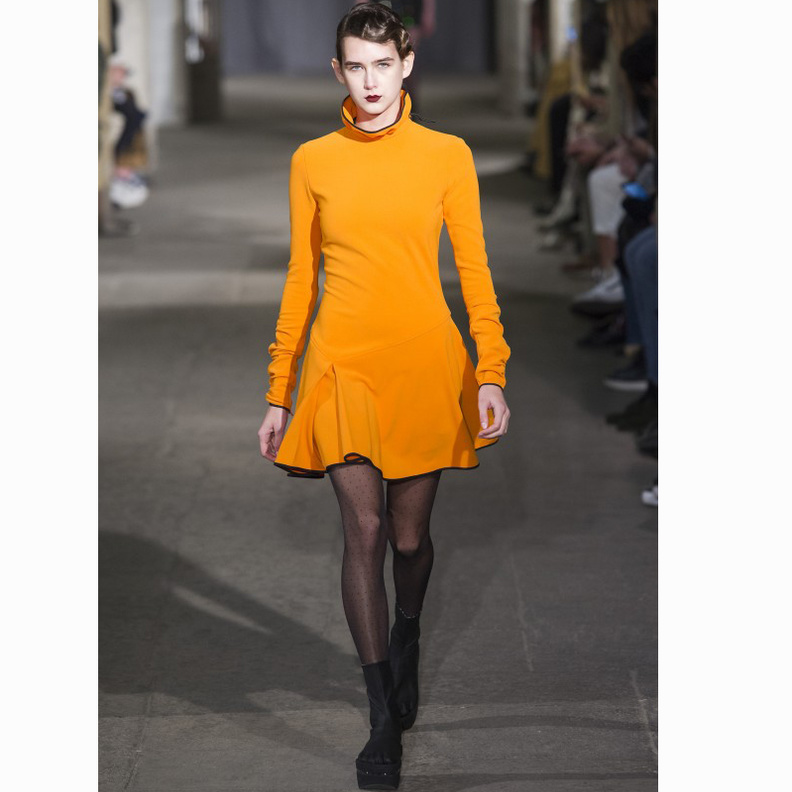 الكساندر وانغ يقدّم مجموعة من الأزياء القصيرة والقماشات النّاعمة لقصيرات القامة