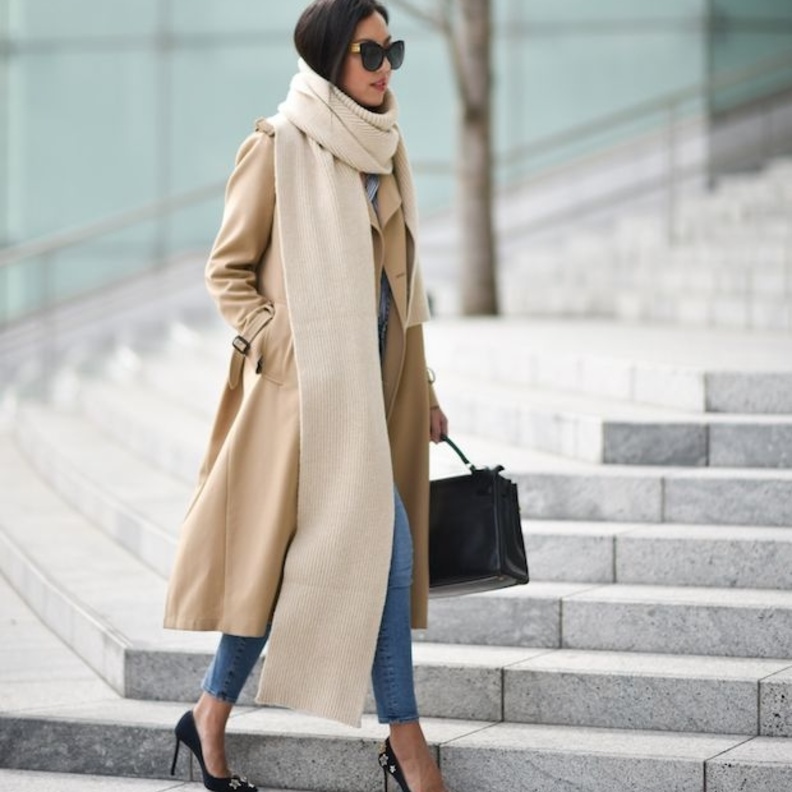 أضيفي لمسات شتوية جذابة بالوشاح على اطلالاتك بالفستان والأحذية الشتوية العالية