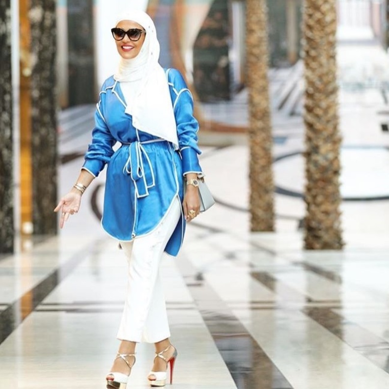 لينا الأسعد بطلة جميلة نسقت فيها لون الحقيبة مع الحجاب