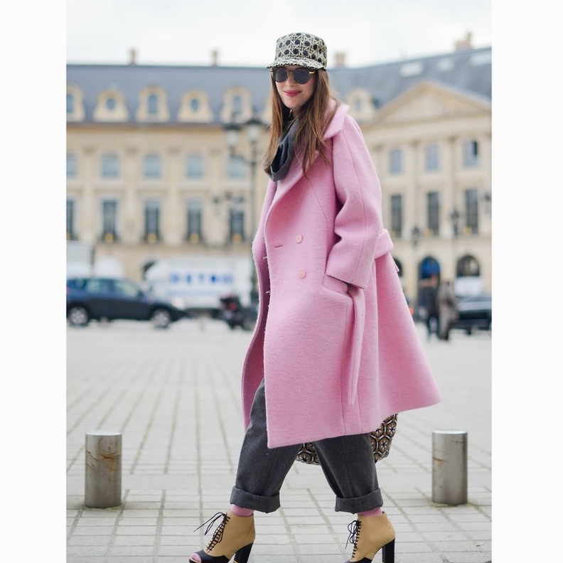 اختاري اللون الزهري على سويتر من الصوف.