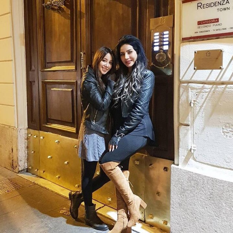 لجين عمران تقضي أوقاتا ممتعه برفقة شقيقتها أسيل في مدينة البندقيه