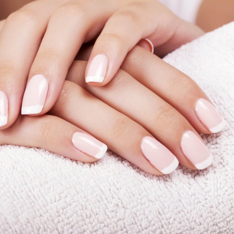 زيت الخروع يعمل على تغذية الأظافر وترطيبها