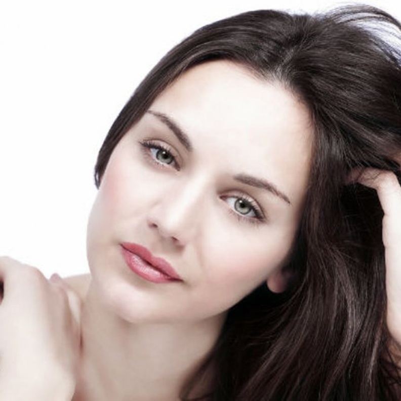 اعيدي لشعرك رونقه ونعومته بعيدا عن القشرة