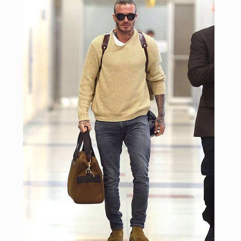 ريان رينولدز اختار كارديغان رمادي مع قميص مطبّع وجينز أسود باطلالة شبابية جذابة