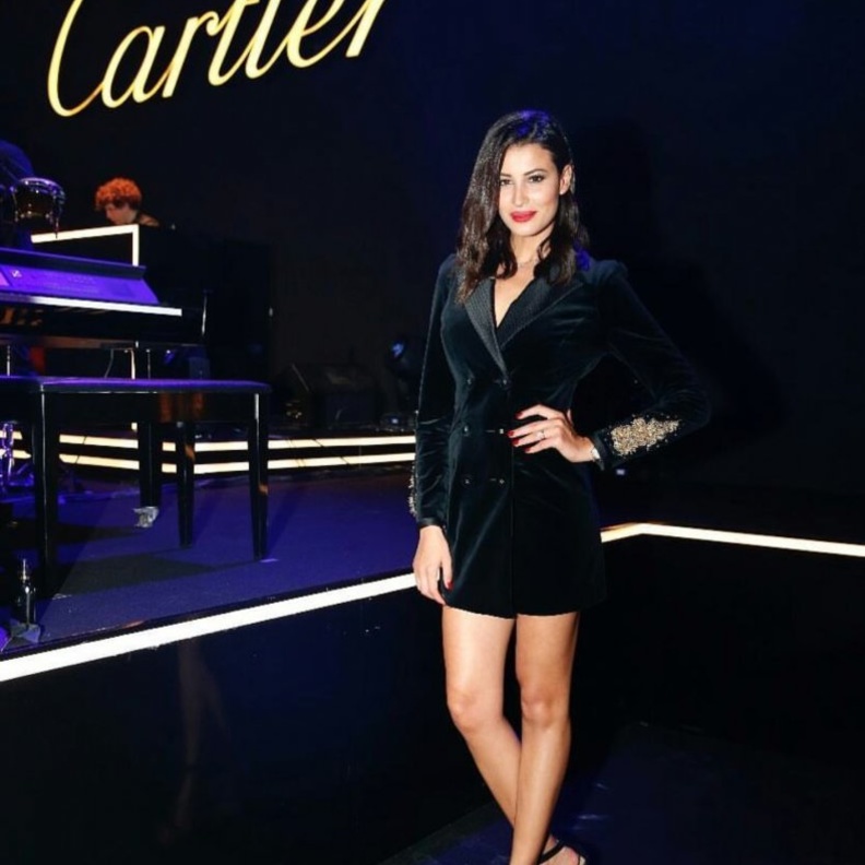 فاطمة مؤمن ارتدت فستان فضي براق وفاخر من دار يوسف الجسمي مع الحزام الفضي الرفيع اعلى ‏الخصر