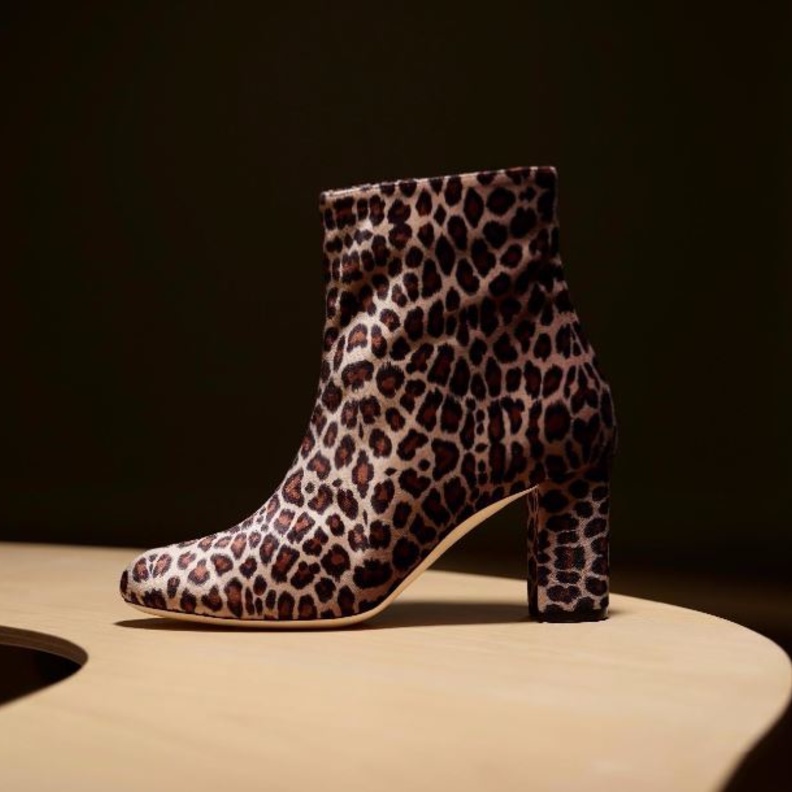 أحذية مميزة بنقشات متعددة 