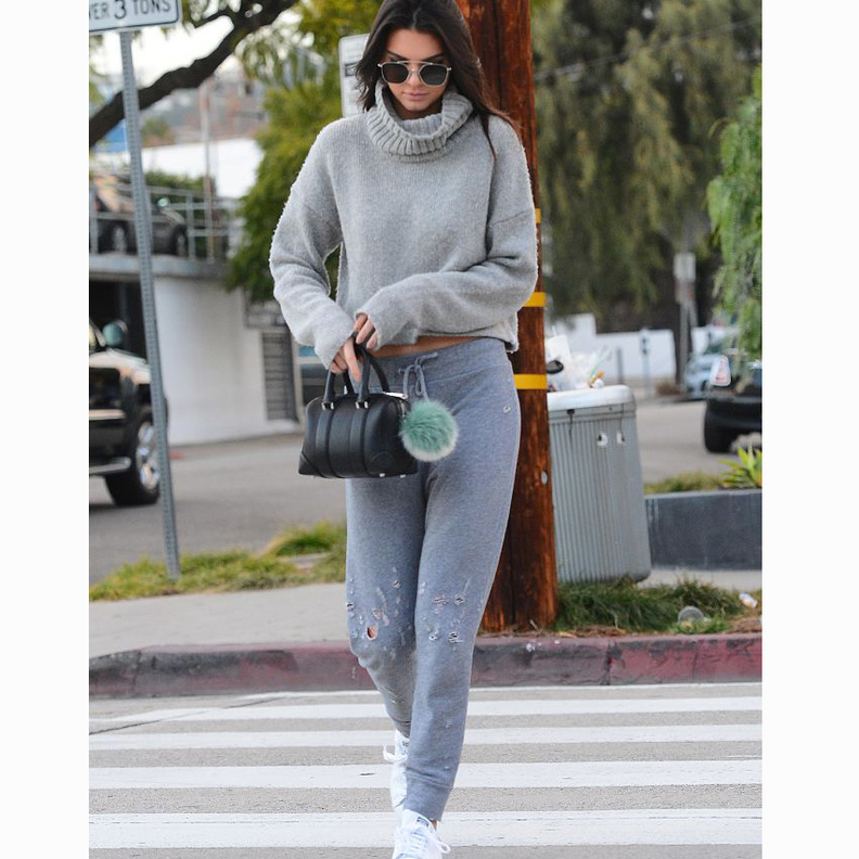 سيلينا غوميز في تنسيق رياضي بالبنطلون الأخضر