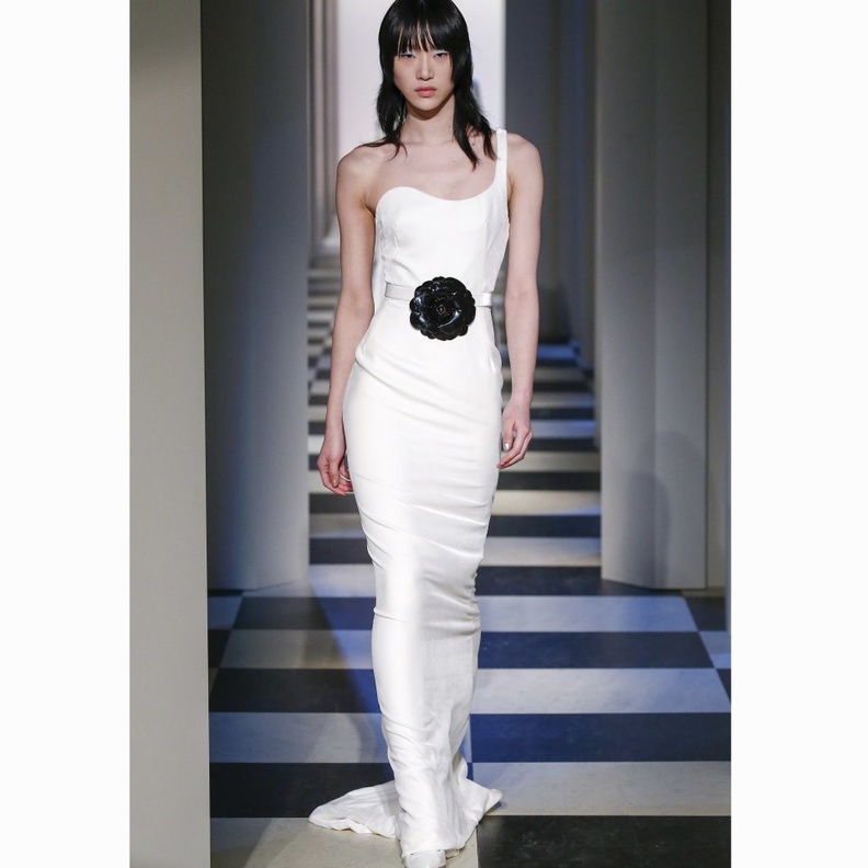 فستان من Roksanda.