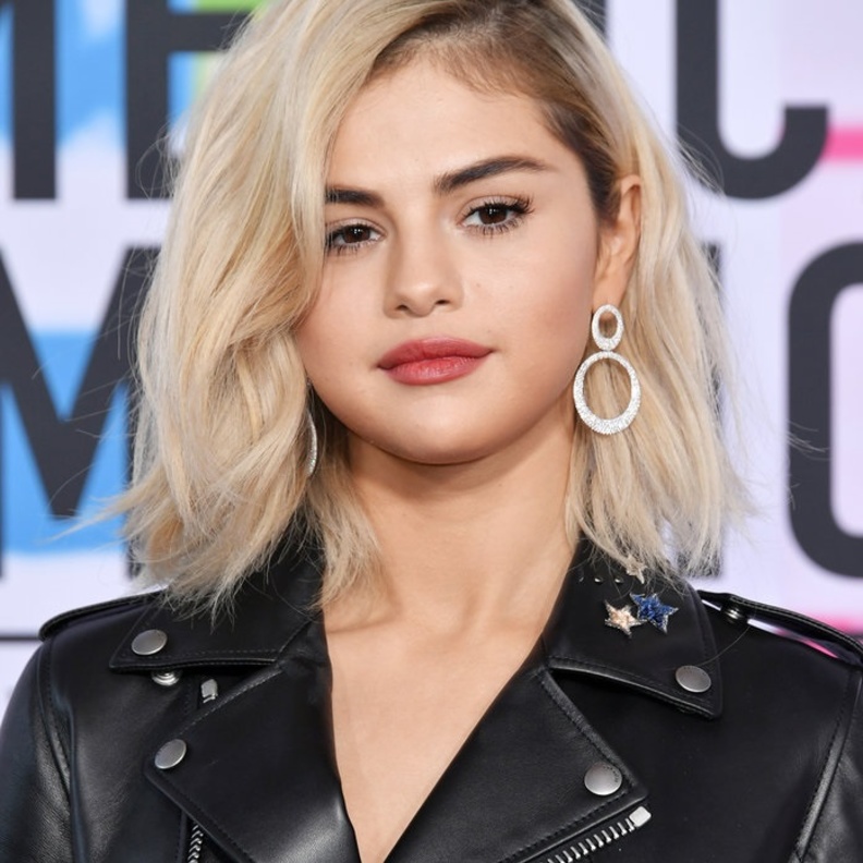 مكياج طبيعي مع خطوط سوداء على الجفون السفلى من Lili Reinhart