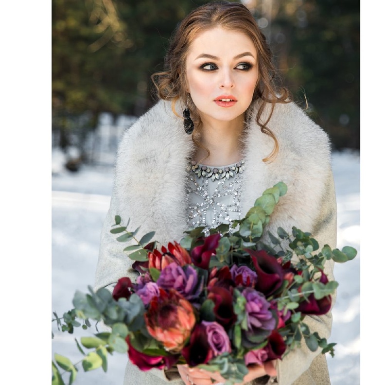 يمكن لعروس الشتاء 2018 ان تكسر اللون الابيض بأي لون اخر ترتديه فوق الفستان