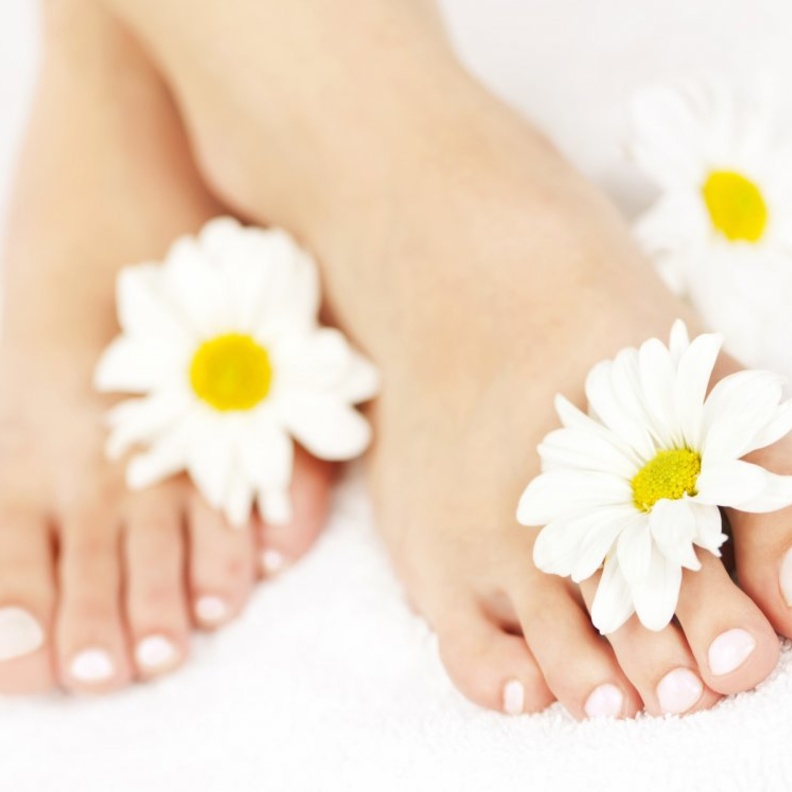 دلكي قدميك بزيت الزيتون يومياً قبل النوم.