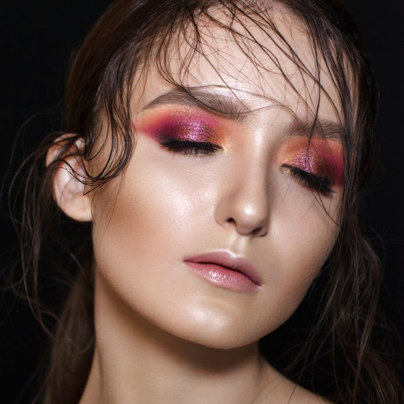 يمكنك إضافة الآيلاينر الأسةد المسحوب على الجفن