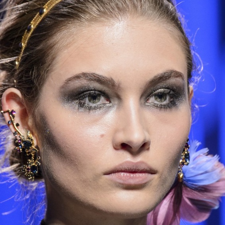 رسم ظلال الجليتر الفضي من دار ايلي صعب Elie Saab