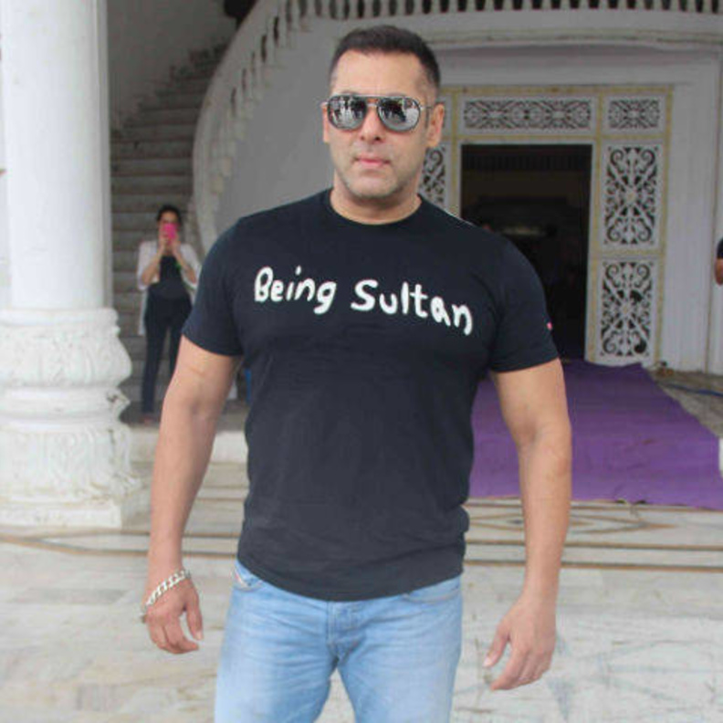 سلمان خان يغني لوالديه وشقيقته الصغرى