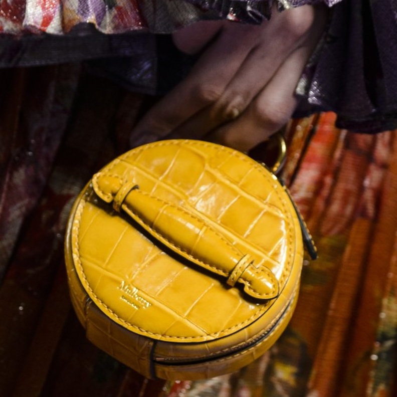 اعتمدي البرتقالي لأكسسواراتك من فيرساتشي