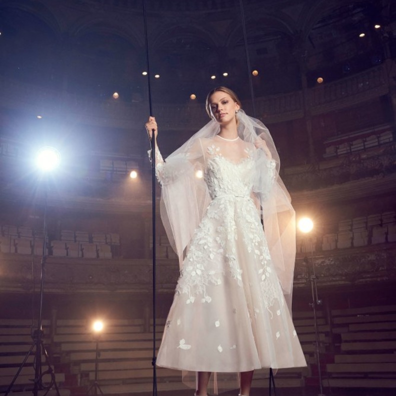 فستان متوسط الطول من مجموعة ايلي صعب.