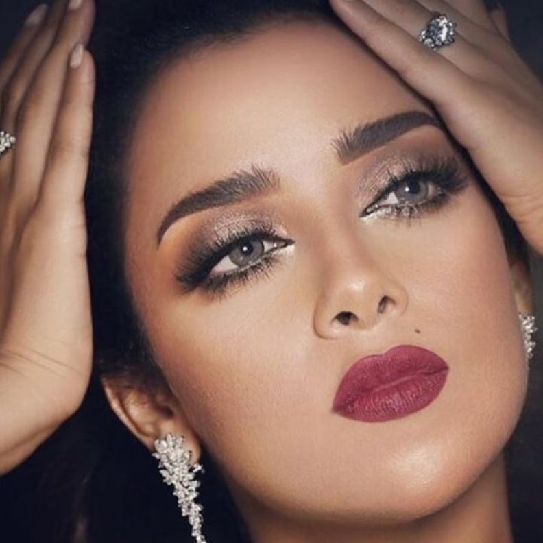 مكياج طبيعي متألق مع رموش كثيفة من بلقيس