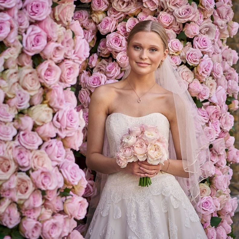 إجعلي زفافك مبهرا بباقات الزهور التي تتوسط طاولات الزفاف