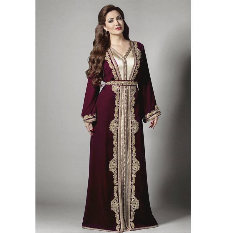 رؤى الصبان في قفطان مميز باللون الأسود المطرز