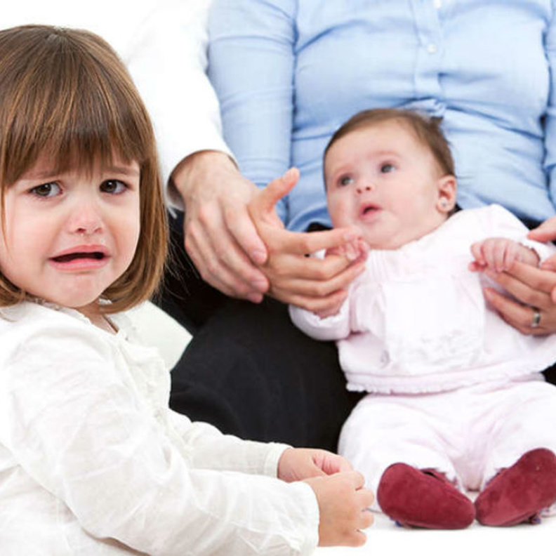 كيف تتعاملين مع الغيرة بين اطفالك