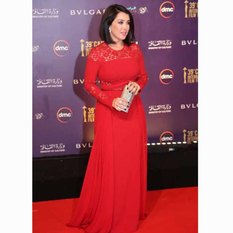 كندة علوش أنيقة في فستان باللون الأحمر اختارته من تصميم ايلي صعب