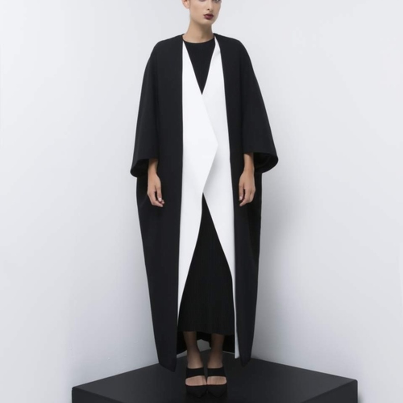 عباية بسيط بقصّة كاجوال باللونين الأبيض والأسود من دار عبايات éclat collection