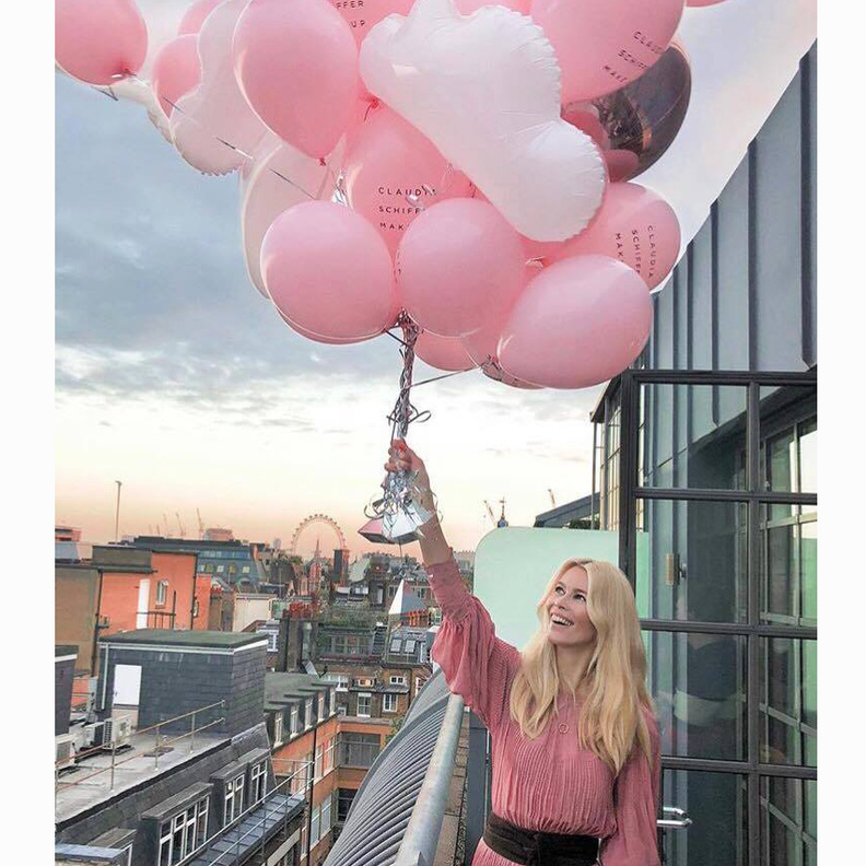 كلوديا شيفر تقضي أوقاتا ممتعة في لندن خلال جولتها للترويج لكتابها