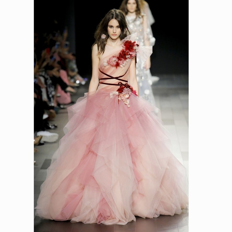 فستان من ماركيزا من الدانتيل الزهري