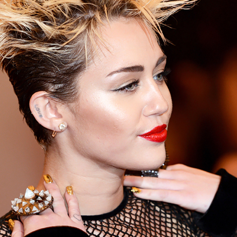 من أجمل إطلالات مايلي سايروس بالشعر القصير