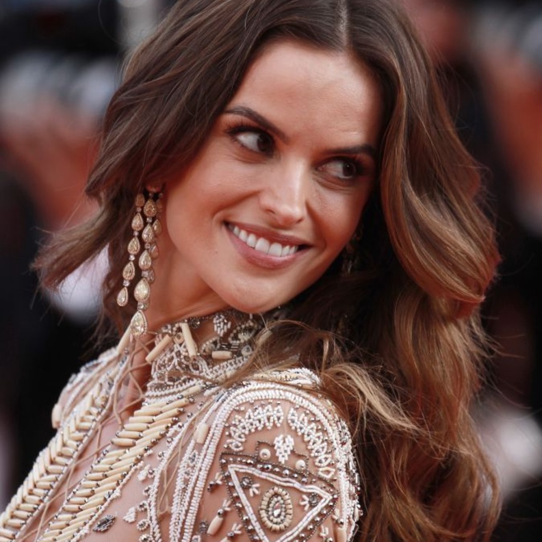 تسريحة الويفي لكارلي كلوس