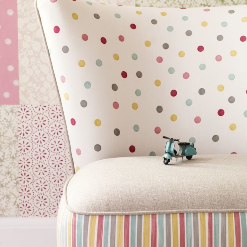 اللون الوردي في ديكور الجدار بنقشة المنقط