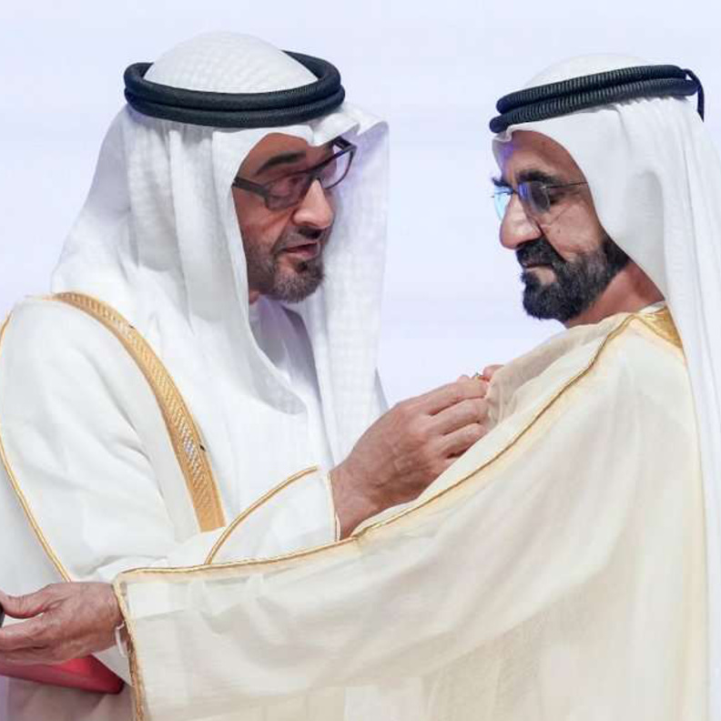 الشيخ محمد بن راشد يتسلم وسام أم الإمارات