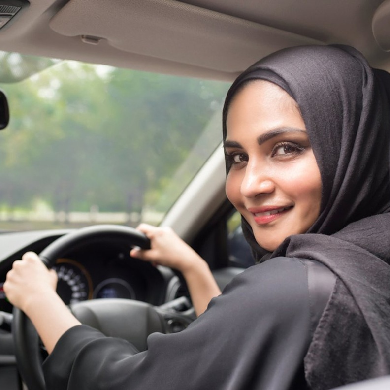 يمكن للمرأة السفر بين مدن المملكة في حال حصولها على الرخصة 
