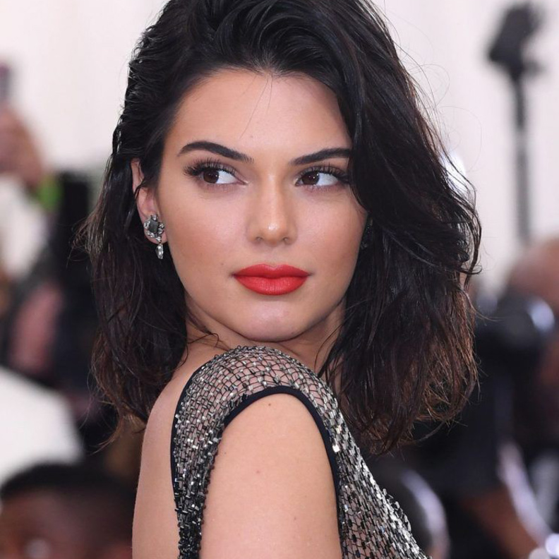 مكياج عيون ذهبي على طريقة كيندال جينيرKendall Jenner