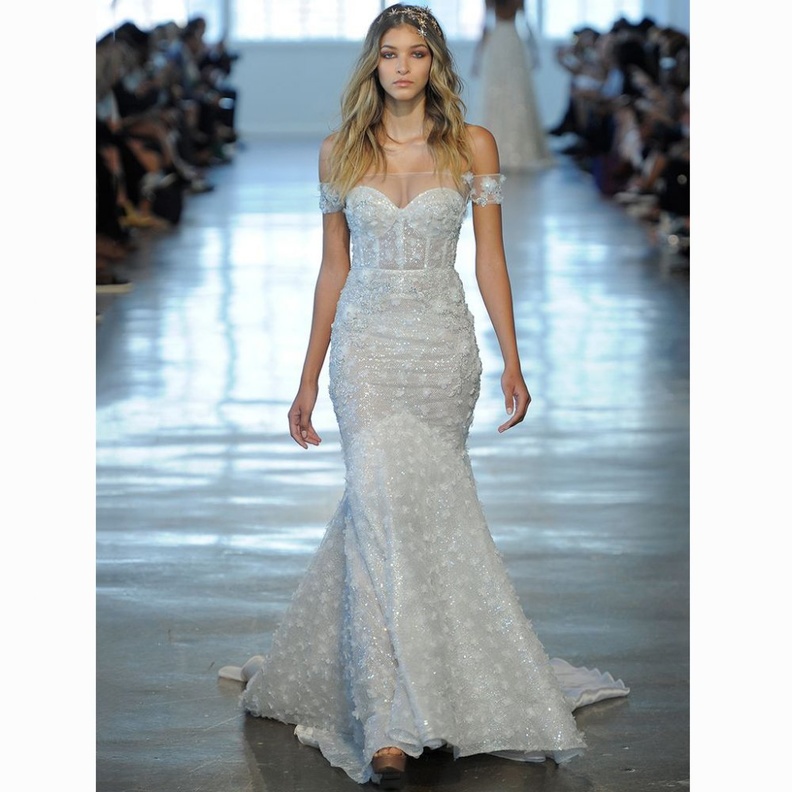 فستان عرس بالدانتيل من مجموعة بيرتا Berta لعروس 2018