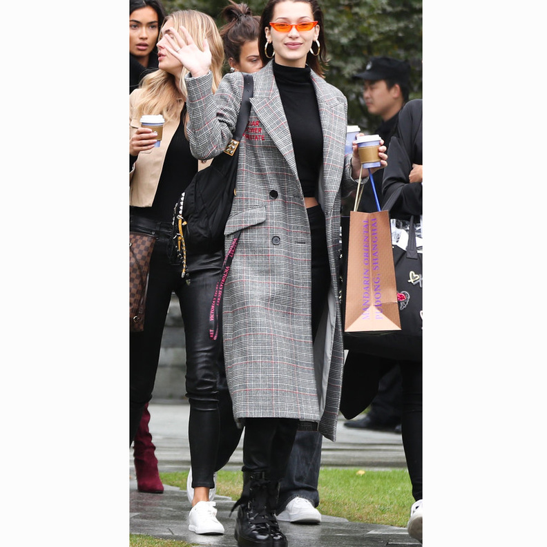 ليلي كولينز Lily Collins ارتدت فستان ميدي مزخرف مع الحبال العصرية من دار Zimmermann