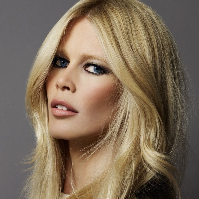 كلوديا شيفر تطبق تسريحات الشعر المنسدل والعفوي