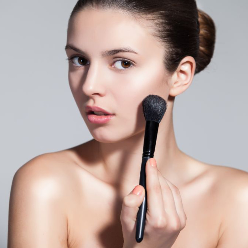 ضعي البلاشر بالطريقة التي تناسب شكل وجهك