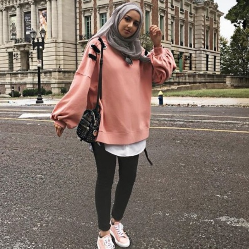 لينا الاسعد تنسق اللون الوردي لطلاتها الشتوية