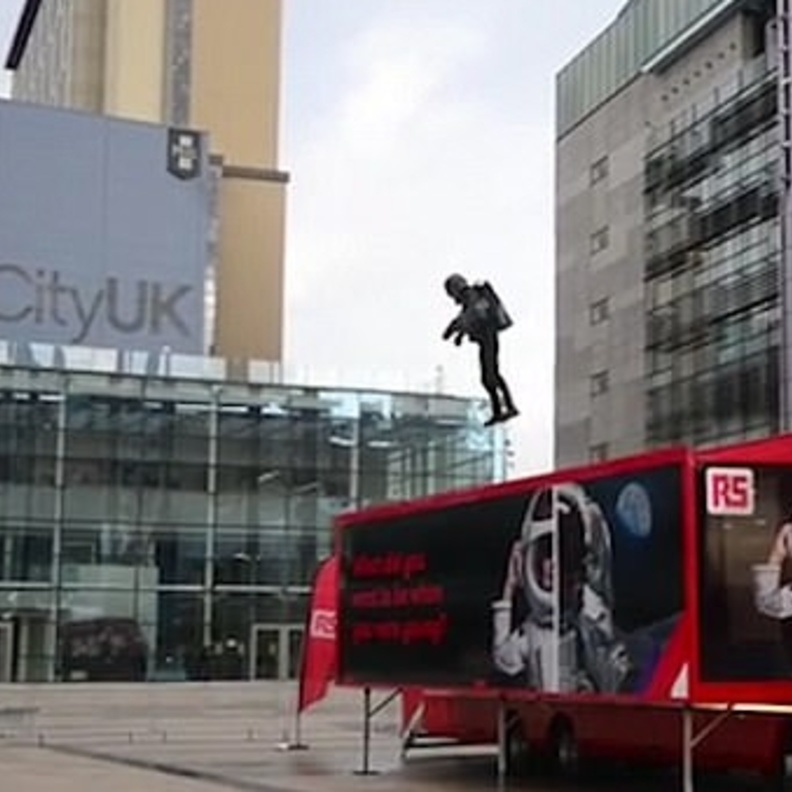 مخترع زي الرجل الحديدي يدخل موسوعة جينيس