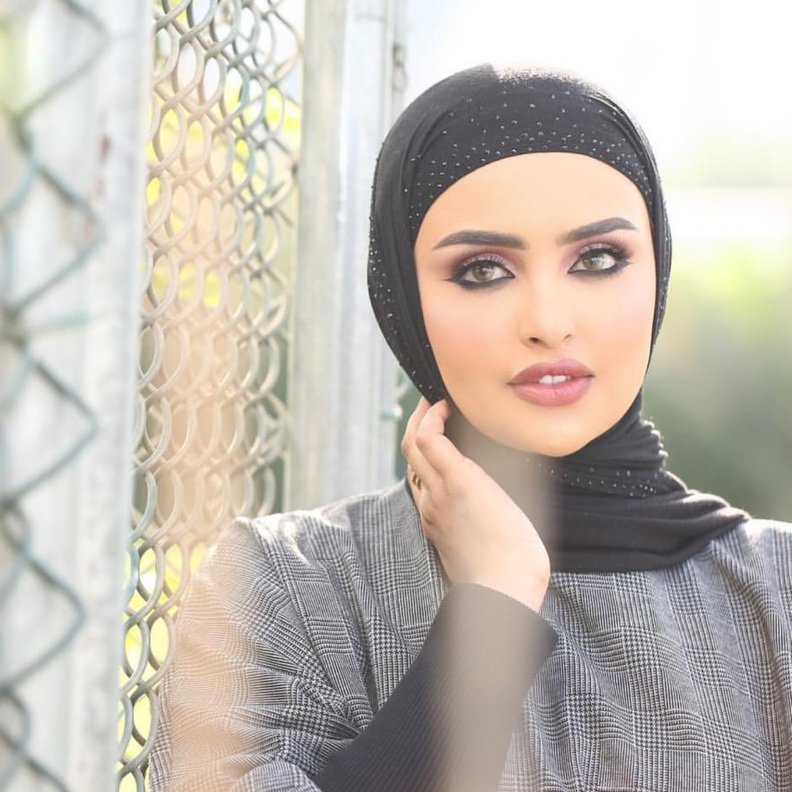 مكياج سهرة بارز مع الظلال الفاتحة باسلوب لينا اسعد