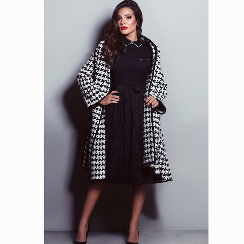 موضة معاطف الكارو بالوان الابيض والاسود من اختيار Hailey Baldwin