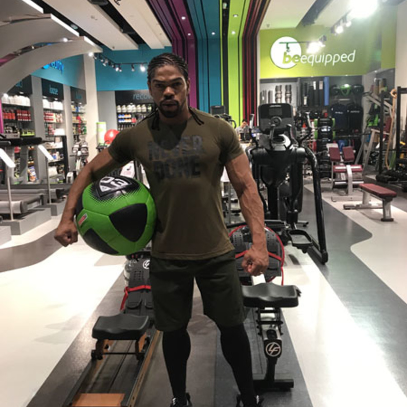 المدرب وليد ياري يعطي بعض النصائح والتعليمات