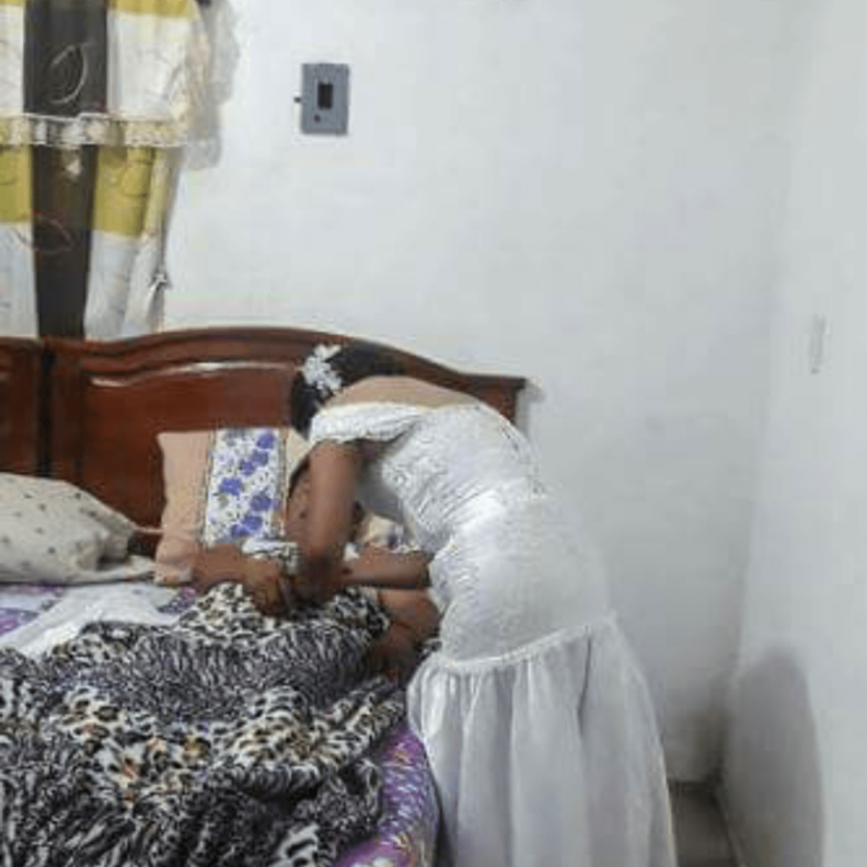 العريس اعرب عن فخره بعروسته.