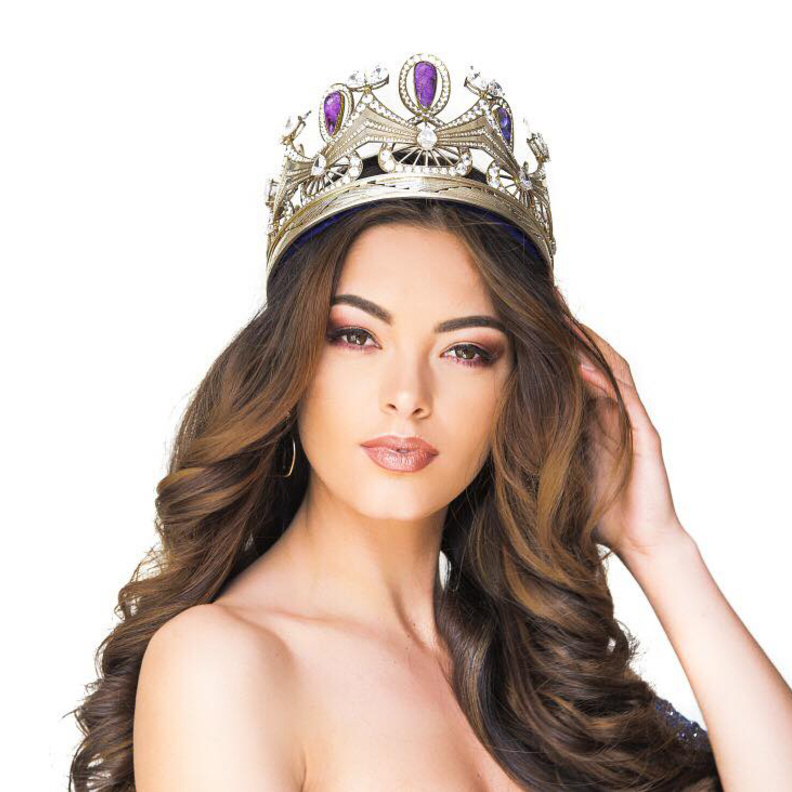 ملكة جمال الكونDemi-Leigh Nel-Peters لا تتخلى عن تسريحات شعر الكعكة العالية