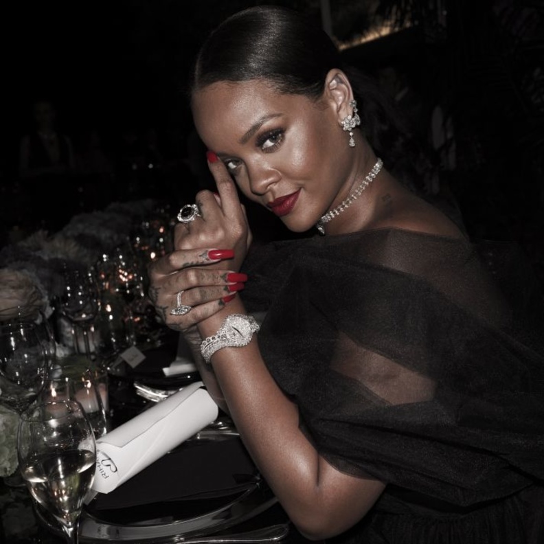 Rihanna تزيّن اطلالاتها المميّزة بإبداعات Chopard