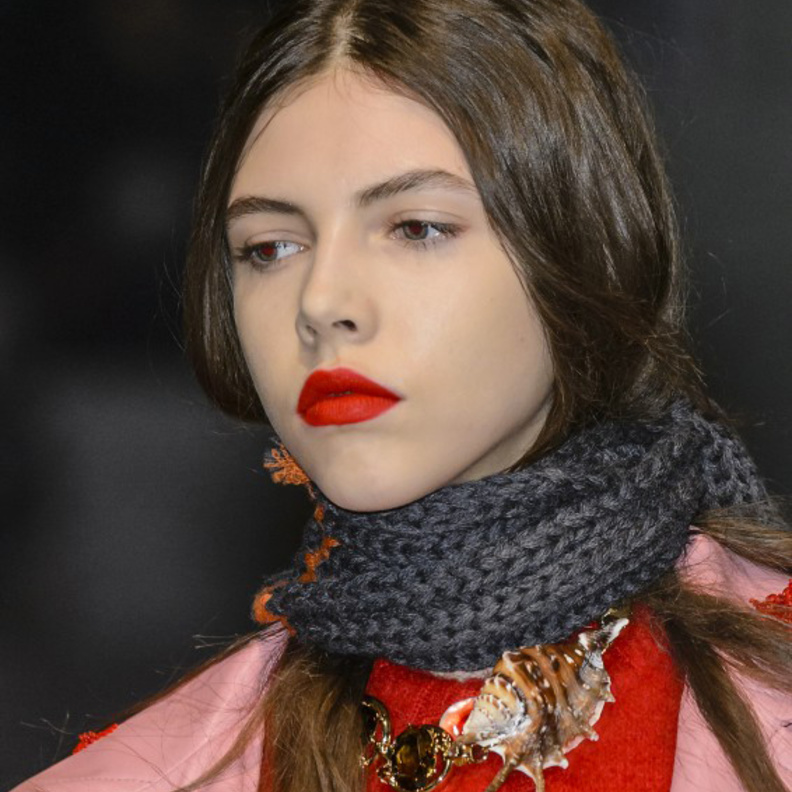 sportmax سبورت ماكس بالوشاح الأبيض والأسود.