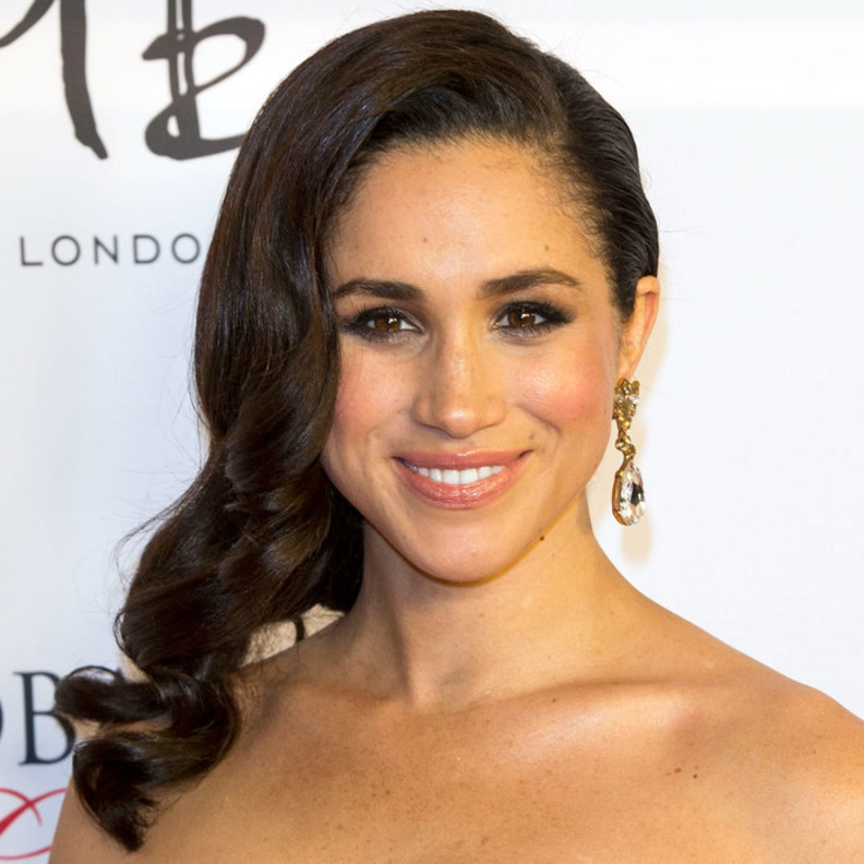 ميجان ماركل تتألق بتسريحات شعر الكعكة المنخفضة.